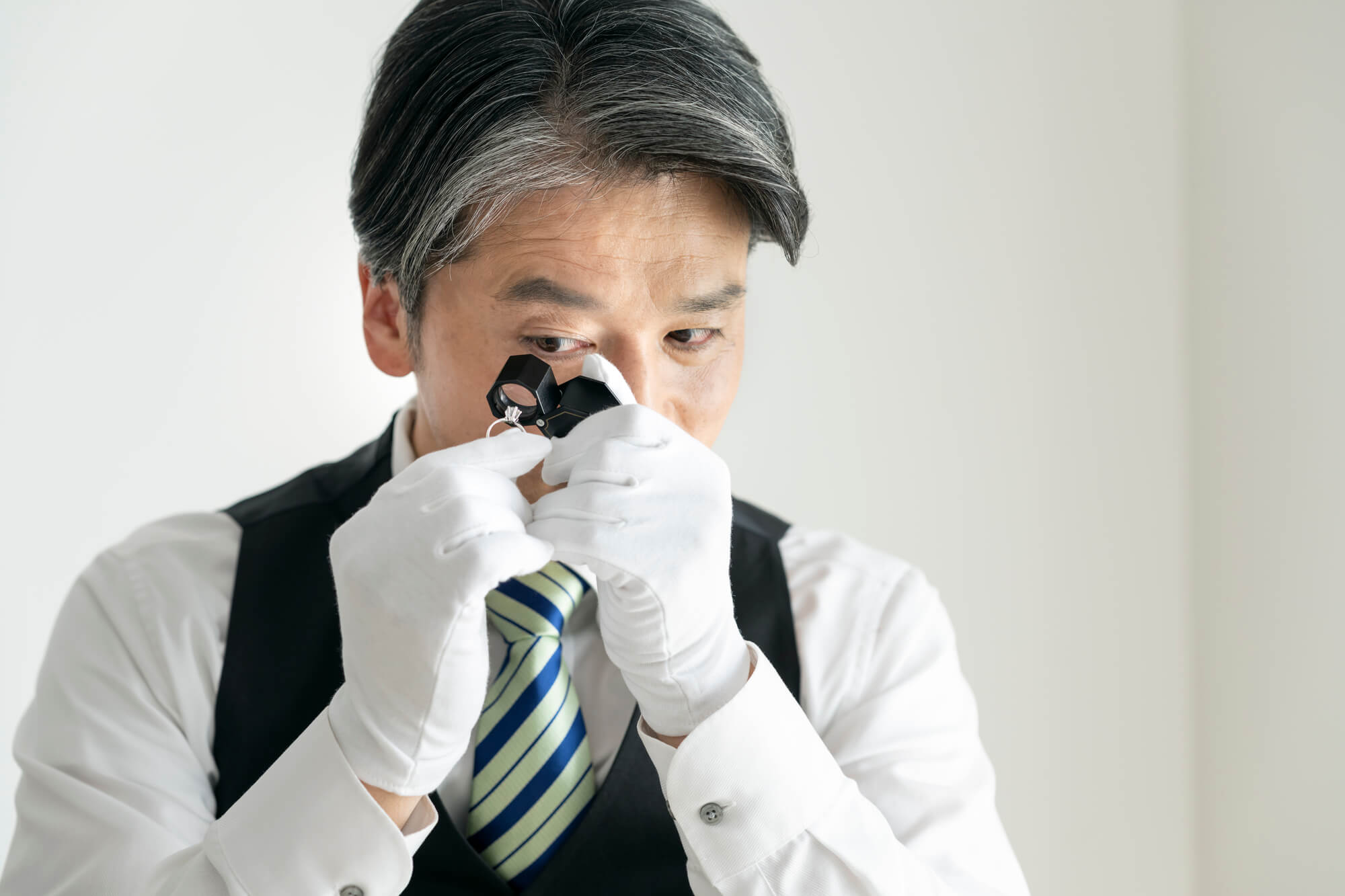 本物のダイヤモンドの見分け方|家にあるもので真贋を見抜く5つの方法